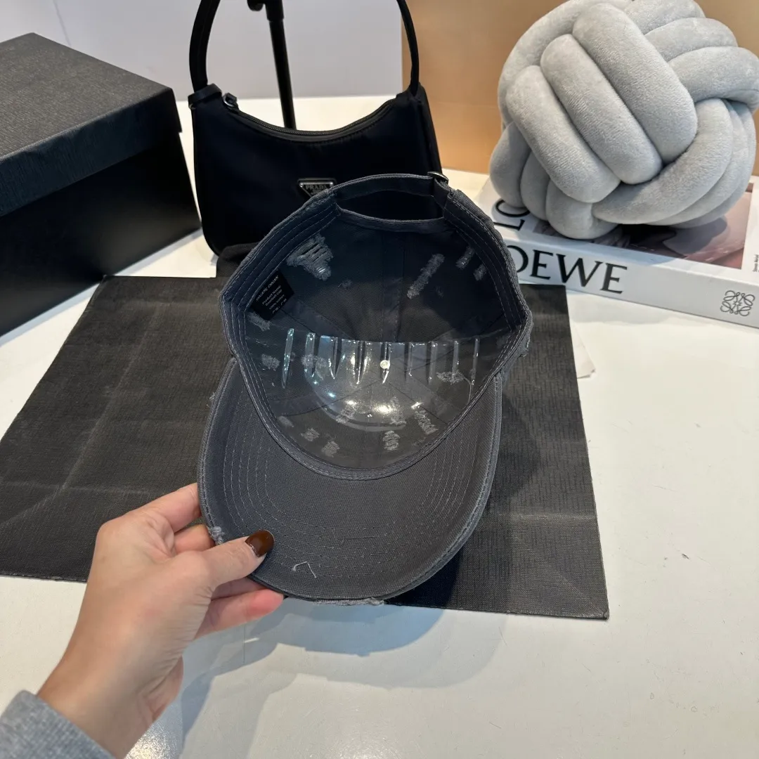 P60 Croxin's new ripped washed cotton baseball cap, a personalized and fashionable style, casual with a cool feel, the same style for men and women! Material: 100% cotton Head circumference: 56-58cm available
